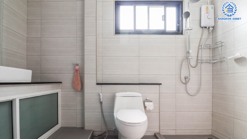 *****ทาวน์เฮ้าส์มือสองย่านกรุงเทพฯ ม.โชคชัย4 ลาดพร้าว เนื้อที่กว้างขวางมากถึง 24 ตร.ว. ฟังก์ชัน 3 ห้องนอน 2 ห้องน้ำ ที่จอดรถ 3 คัน ตกแต่งใหม่ทั้งหลัง โครงการตั้งบนทำเลเดินทางสะดวก ใกล้เมือง เชื่อมต่อรถไฟฟ้าสายสีเหลือง "สถานีโชคชัย4" และทางด่วน "ฉลองรัช" จองเลย!